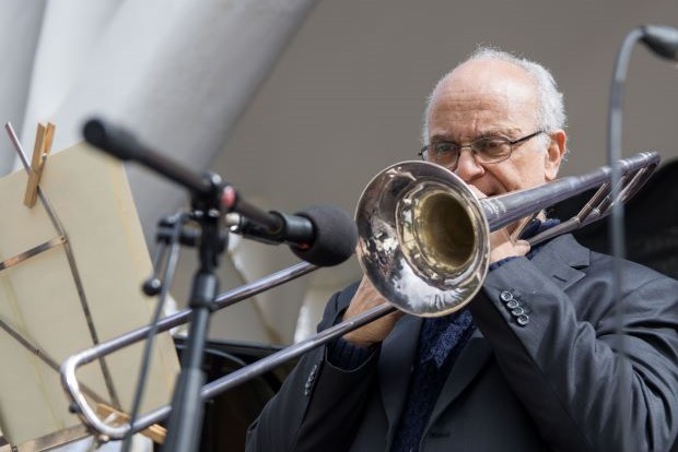 El trombonista John DuBuclet recibirá el Premi Jazzterrasman 2025